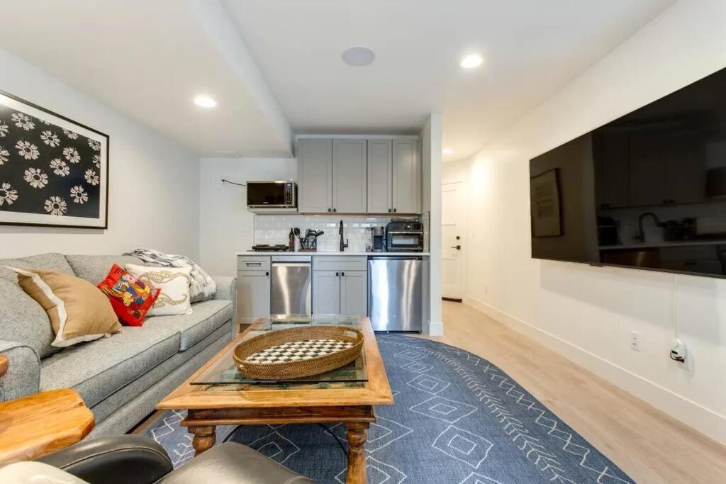 דנוור Brand New Two Room Apartment Building On A Park מראה חיצוני תמונה