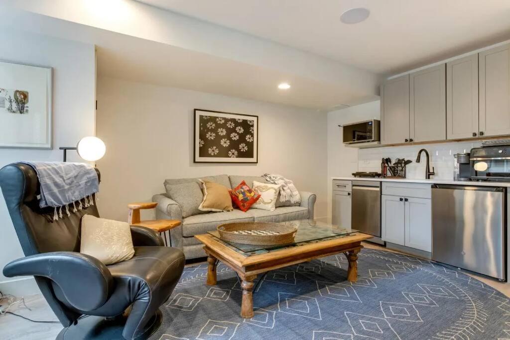 דנוור Brand New Two Room Apartment Building On A Park מראה חיצוני תמונה