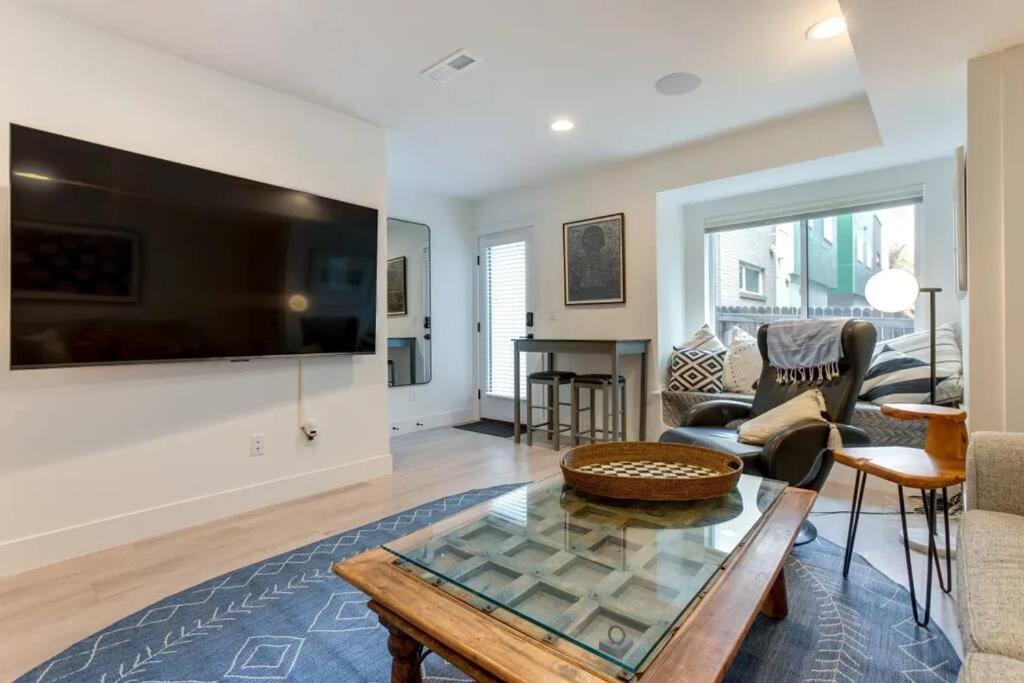 דנוור Brand New Two Room Apartment Building On A Park מראה חיצוני תמונה