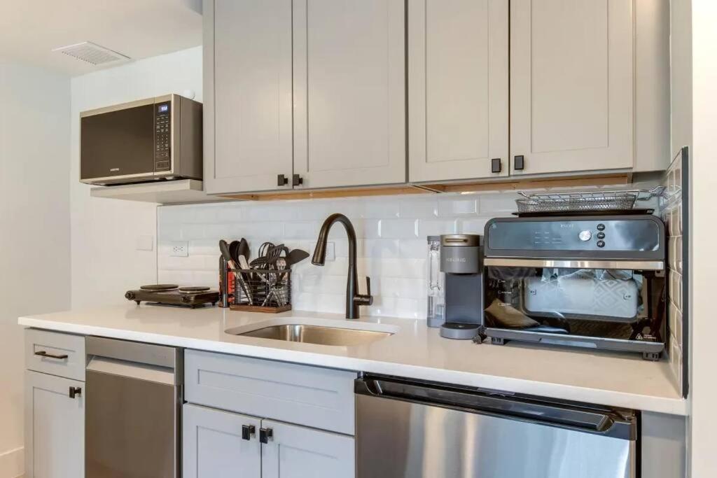 דנוור Brand New Two Room Apartment Building On A Park מראה חיצוני תמונה