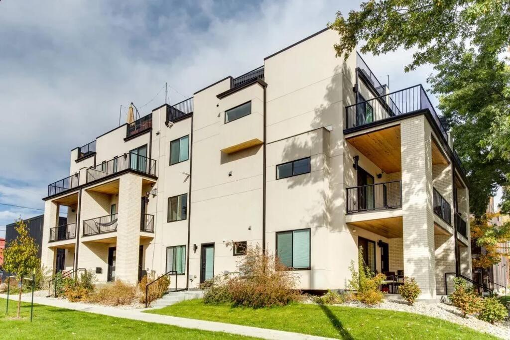 דנוור Brand New Two Room Apartment Building On A Park מראה חיצוני תמונה