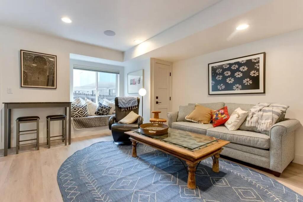 דנוור Brand New Two Room Apartment Building On A Park מראה חיצוני תמונה