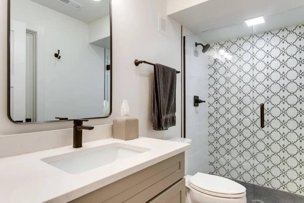 דנוור Brand New Two Room Apartment Building On A Park מראה חיצוני תמונה